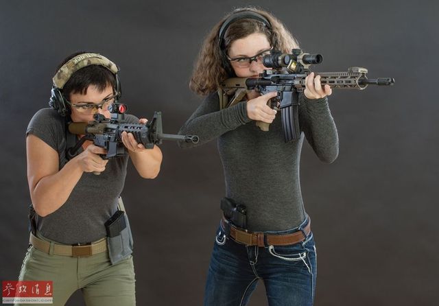 怒射吧美女妹子据枪动作都那么销魂组图