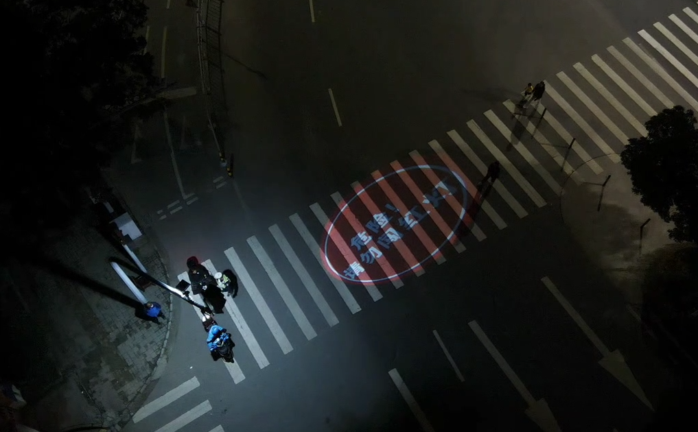 宁波江北交通警示投射灯”上岗”  照亮平安回家路