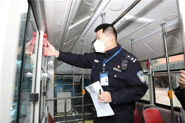 重庆两江新区警方集中为61辆公交车办理登记注册_fororder_图片2
