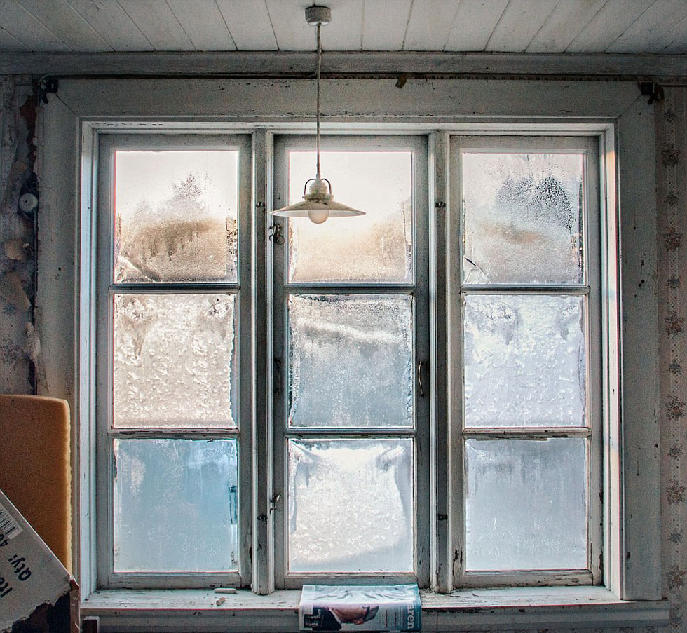 这栋位于v rmland小屋的窗台上还遗留着一本瑞典杂志