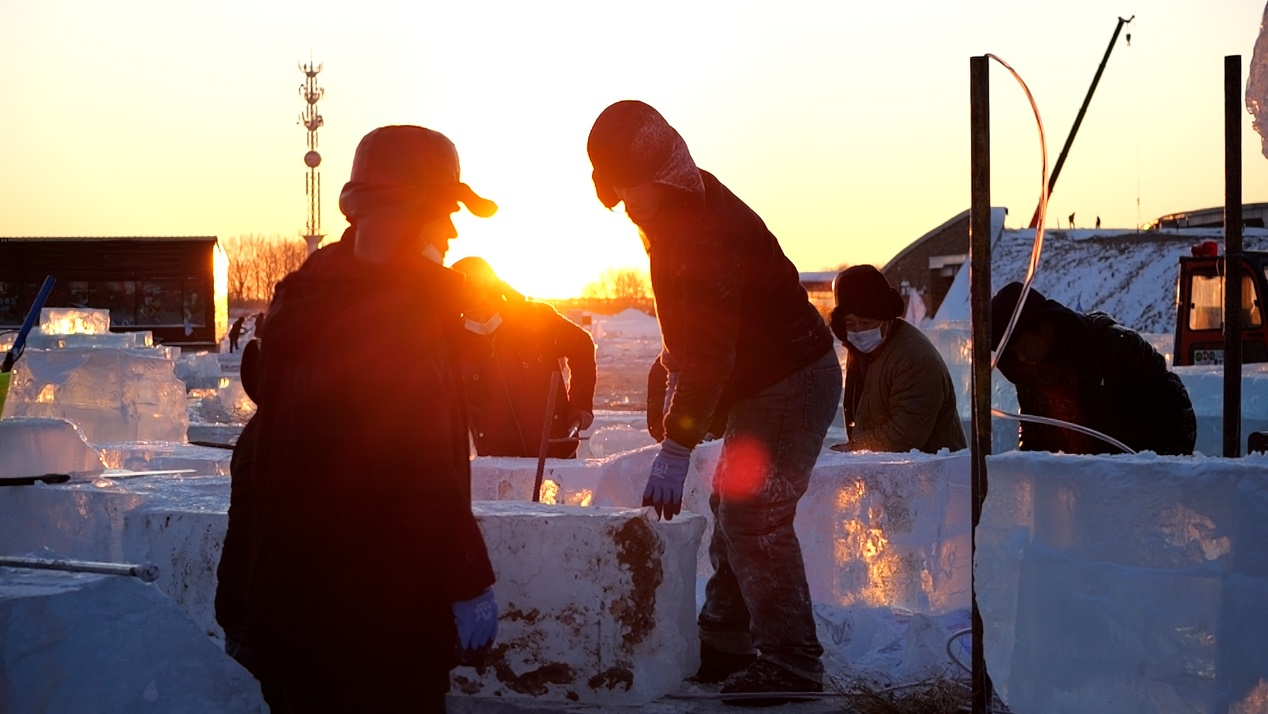 第24届哈尔滨冰雪大世界主塔封顶 “冰雪之冠”即将惊艳世界_fororder_图片3