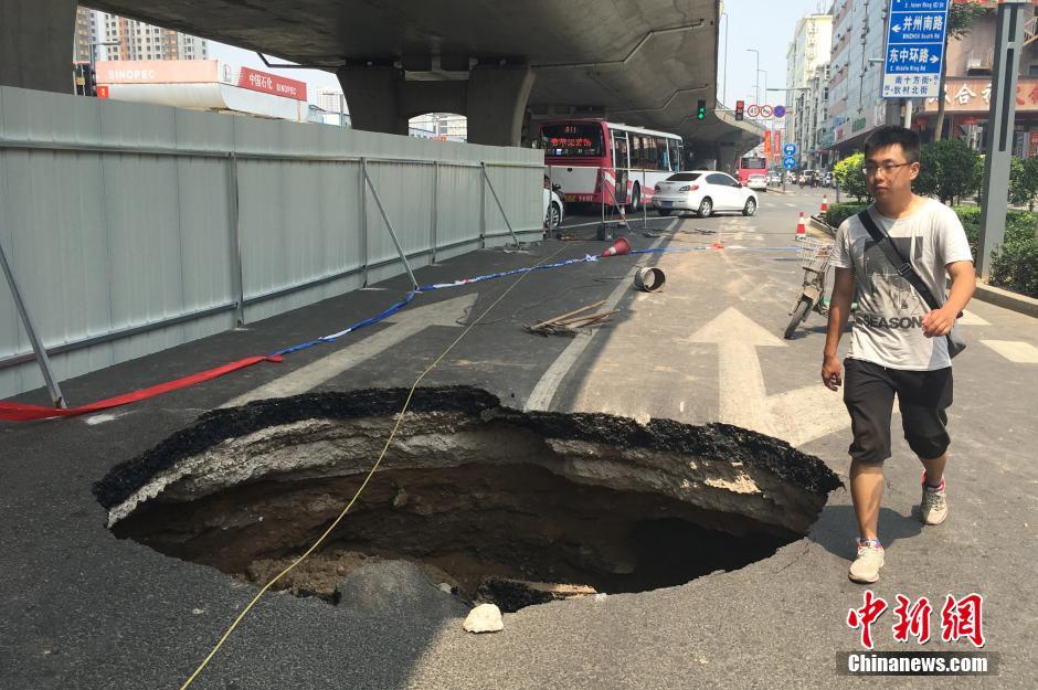 山西太原主干道路面因暴雨积水塌陷组图