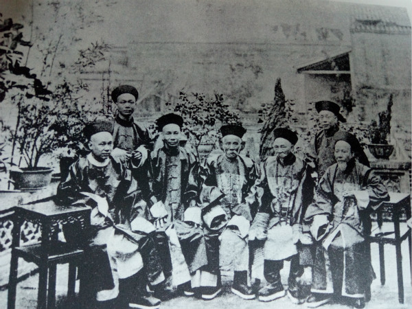 陈兰彬（右一）与官员合影