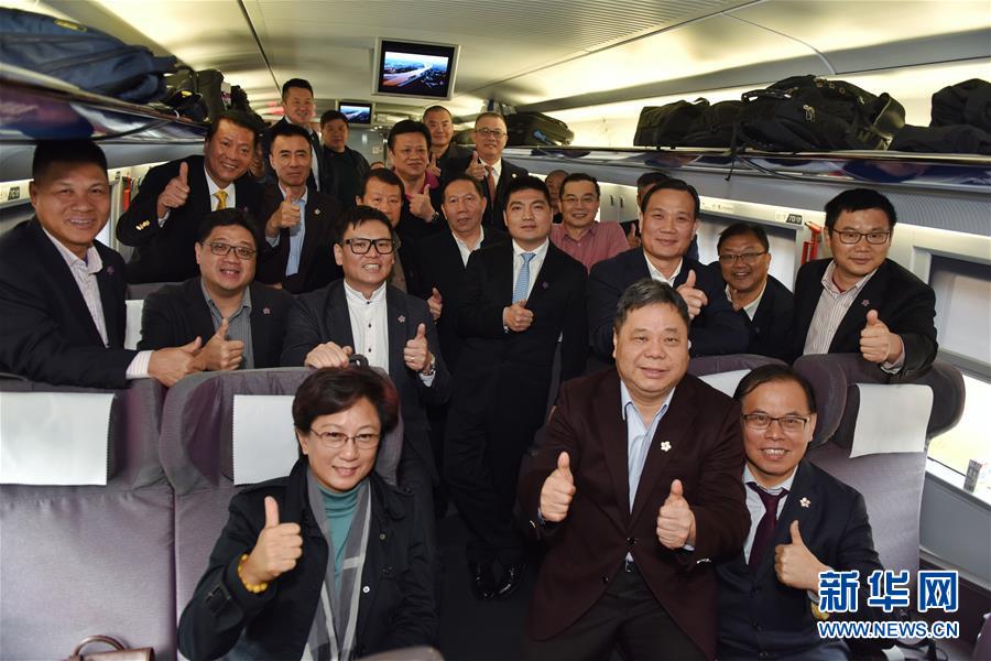 港区全国人大代表和政协委员首次集体乘高铁抵京参会