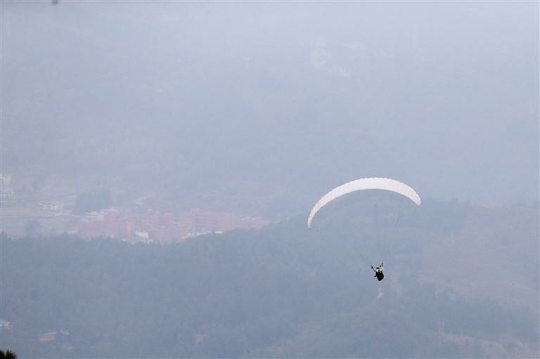 2022第四届“翱翔贵州”滑翔伞比赛（龙里站）举行_fororder_4d4c8481-fea0-4f56-9c79-fa36c716dd29
