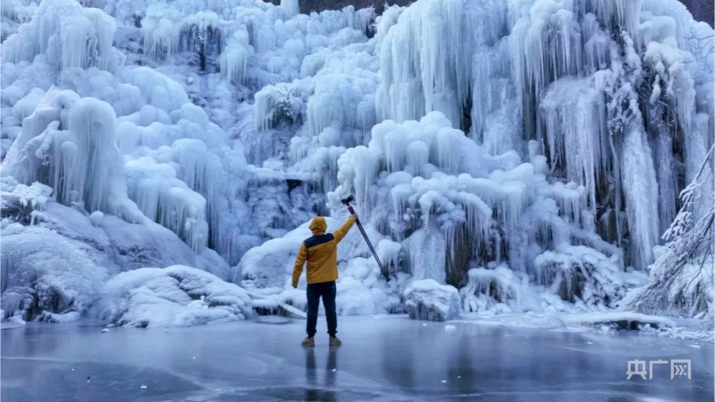 济南九如山：冰瀑犹如现实版“冰雪奇缘”