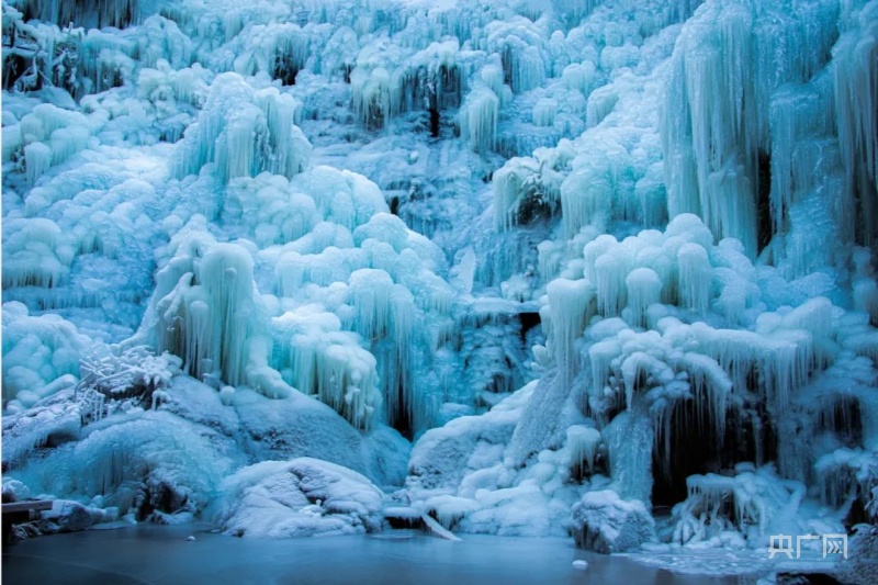 济南九如山：冰瀑犹如现实版“冰雪奇缘”