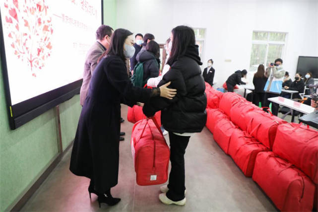 重庆城科开展冬季御寒学生慰问活动