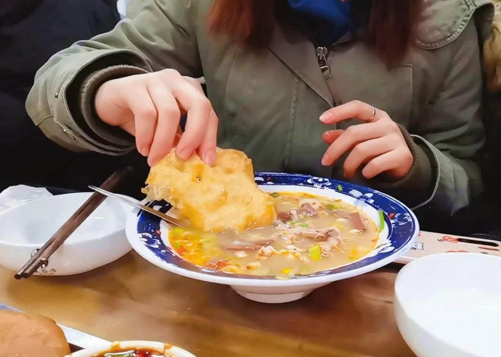 Популярное зимнее блюдо в районе Пэнлай — суп из баранины с лепешкой в виде рыбы_fororder_图片1
