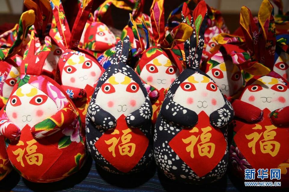 山东聊城：“兔年”生肖玩偶迎来生产旺季