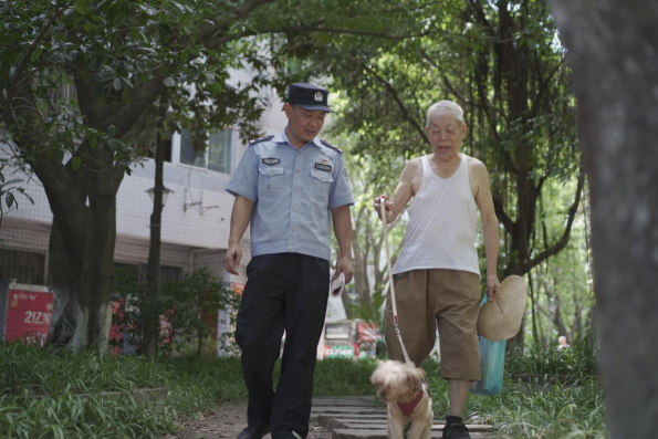 【原创】重庆九龙坡社区民警彭开龙：让脚步成为丈量平安的标尺_fororder_图片2(1)