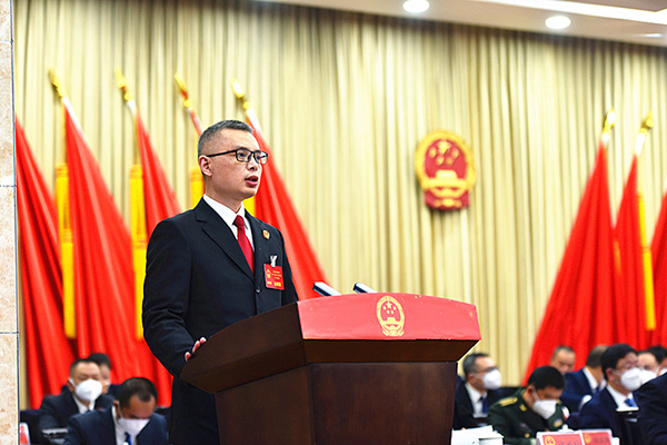 自贡市自流井区第十九届人民代表大会二次会议开幕_fororder_3陈位初作《区人民法院工作报告》