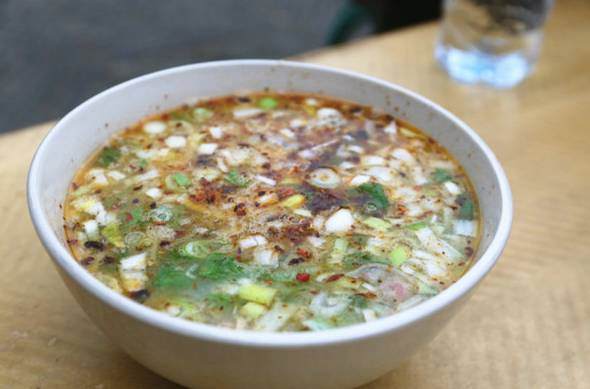 Популярное зимнее блюдо в районе Пэнлай — суп из баранины с лепешкой в виде рыбы_fororder_圖片2