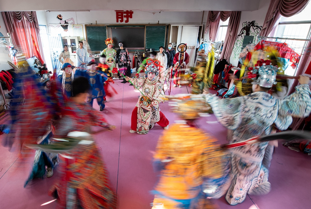 贵州天柱：百年侗戏在校园绽放异彩_fororder_天柱县第四中学老师和学生在排练。