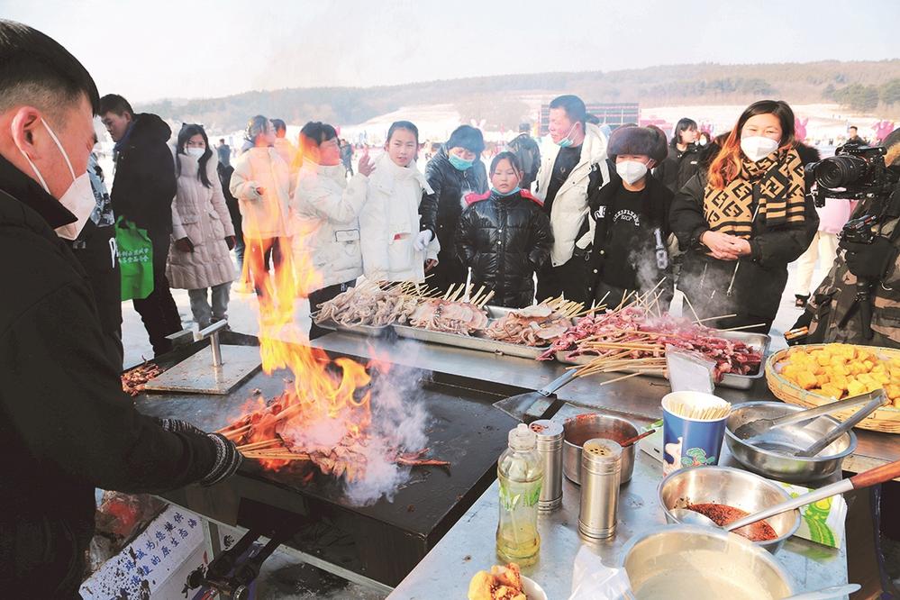 圖片默認標題_fororder_美食檔口吸引眾多遊客品嘗。 李坤 攝