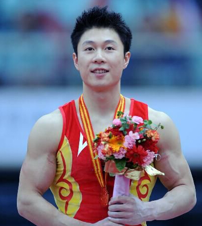 马龙撞脸李小鹏 网友:体操冠军改行了