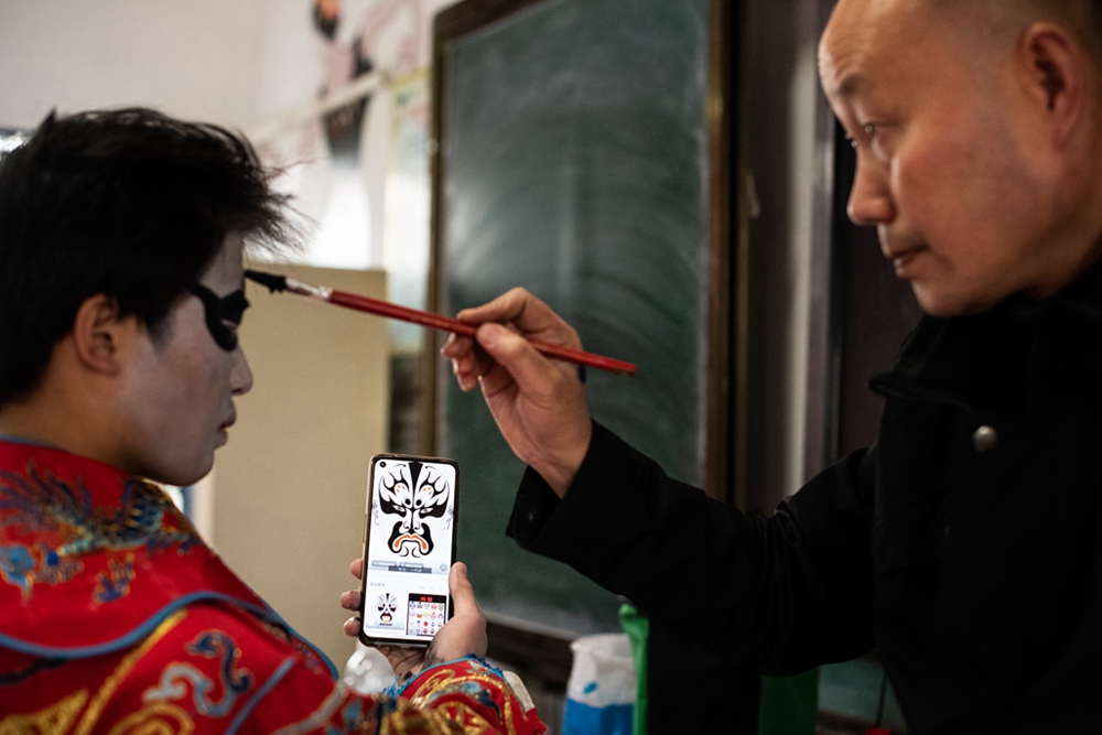 贵州天柱：百年侗戏在校园绽放异彩_fororder_天柱县第四中学教师在给学生化妆。