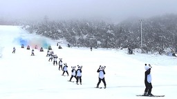 成都西岭雪山冰雪节开幕 游客可免费玩雪地足球和雪地冰壶