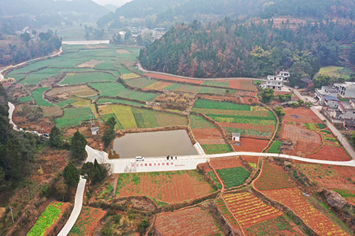 新春走基层 | 以工代赈促民增收 黄继光故乡的日子越过越红火_fororder_继光村以工代赈项目新建道路