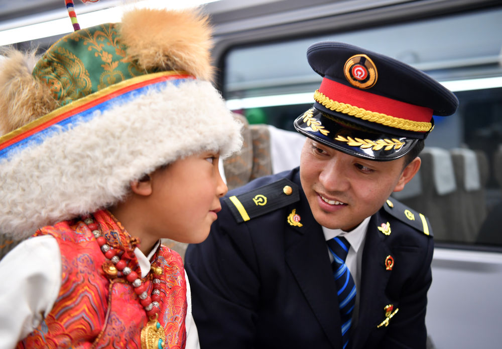 我在现场·我们都是追梦人｜追随着“天路”在故乡延伸的脚步