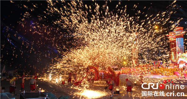 猜灯谜赏花灯 各地特色民俗迎佳节