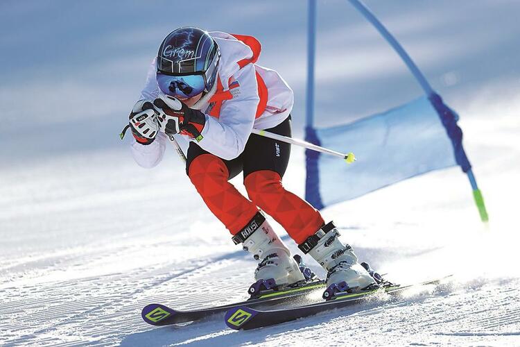 圖片默認標題_fororder_俄羅斯運動員在高山滑雪項目比賽中。 本報記者 張寬 攝