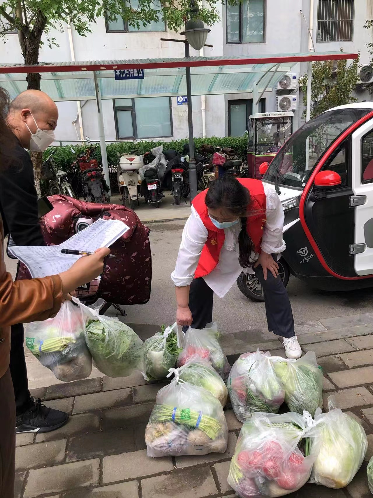 疫情无情人有情，党员行动传真情