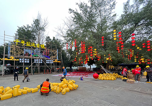 自贡沿滩区：挂上灯笼迎新年 扮靓古镇年味浓_fororder_工作人员悬挂灯笼现场