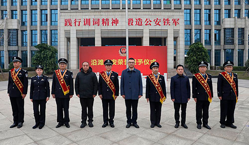 自貢市沿灘區委書記劉軍看望慰問一線公安民警