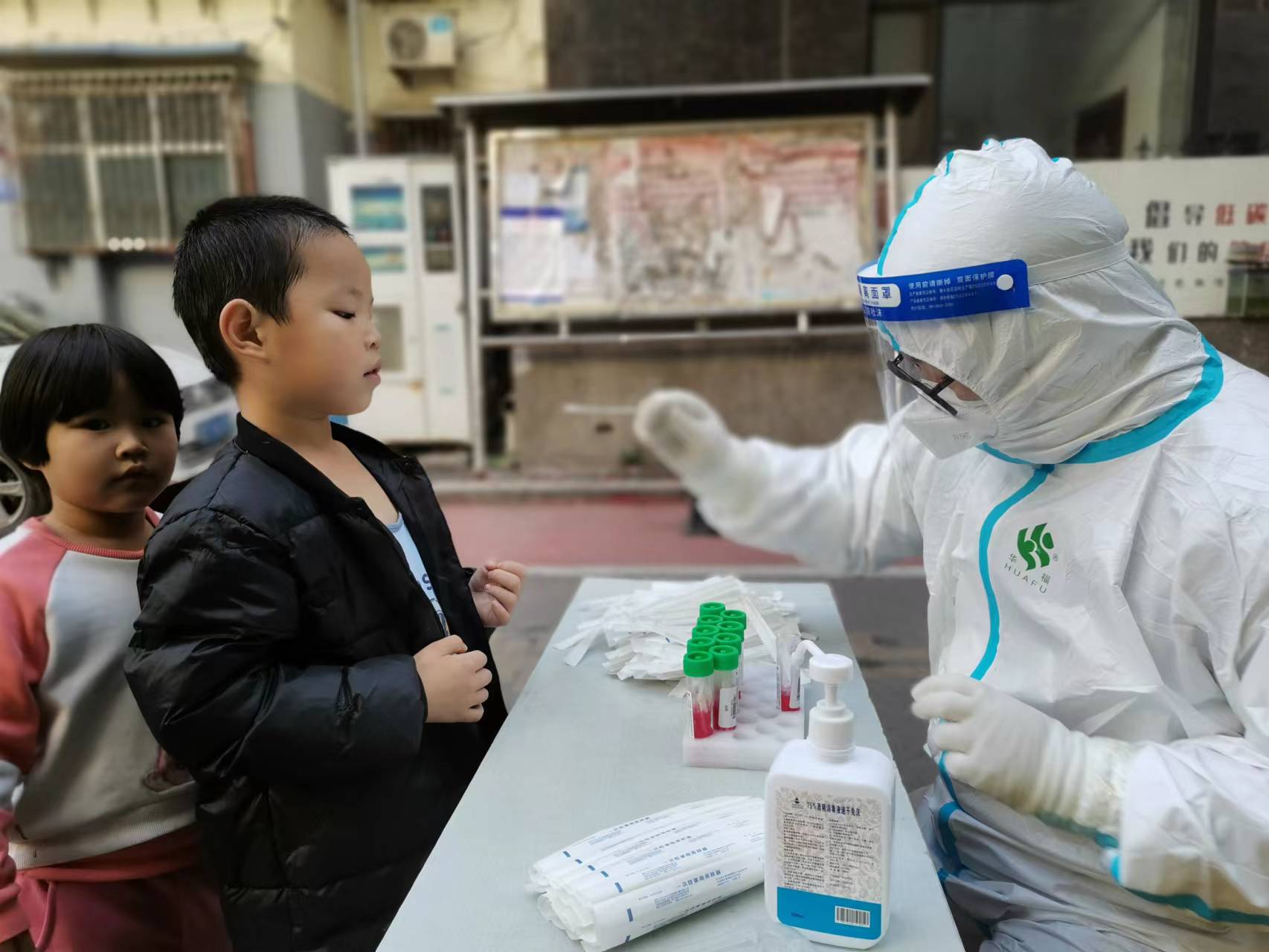 疫情无情人有情，党员行动传真情