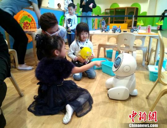 厦门产AI机器人“叩开”香港幼教市场