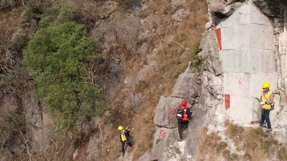 新華全媒+｜峭壁上的春運安全守護者