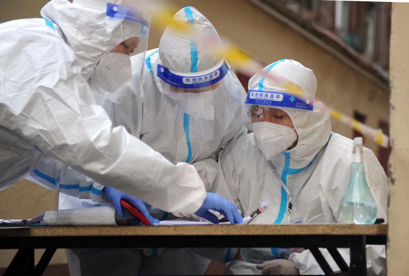 疫情无情人有情，党员行动传真情