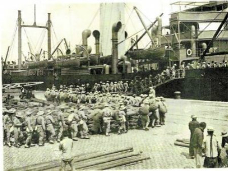 依次上船准备启程出发的华工 依次上船准备启程出发的华工