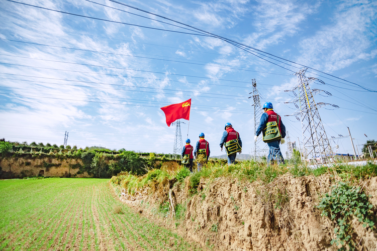 國網陜西電力：持續推動“獲得電力”服務水準_fororder_國網陜西電力員工巡視線路.JPG