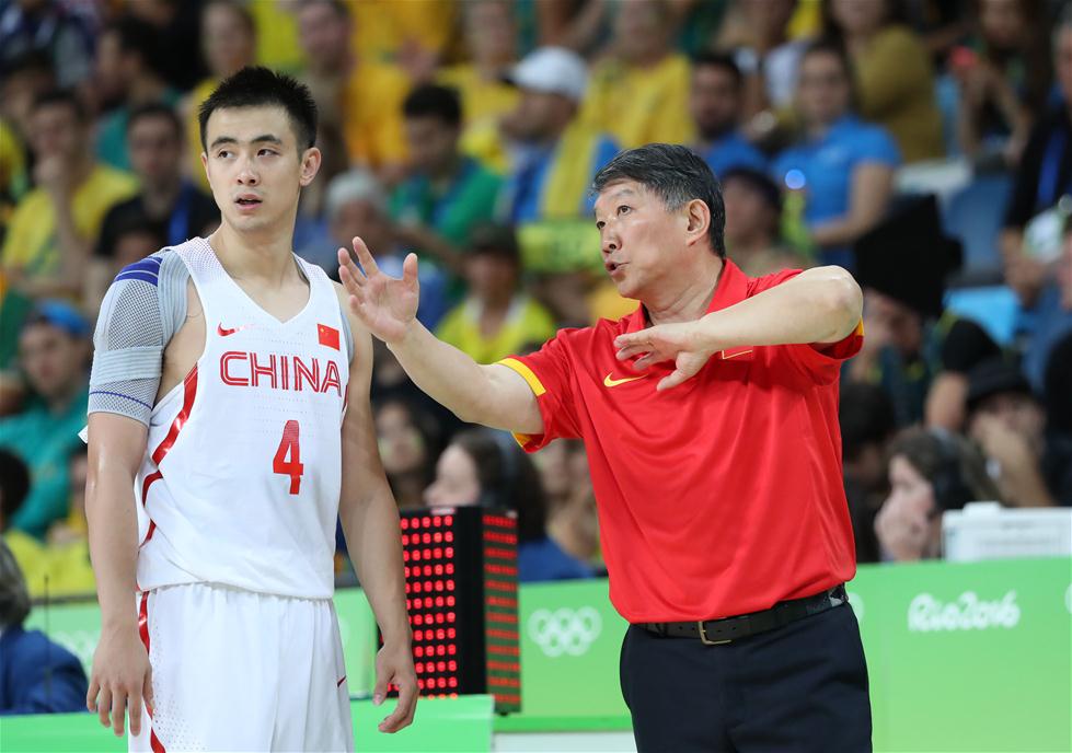 8月12日,中国队主教练宫鲁鸣(右)在比赛中指导球员赵继伟