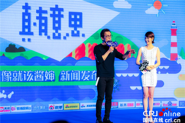 秀得一手好恩爱！哈文李咏当众亲吻好甜蜜
