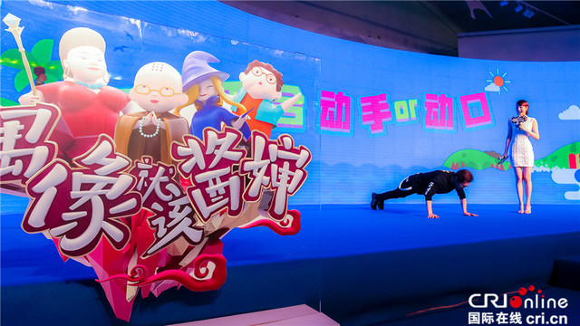 秀得一手好恩爱！哈文李咏当众亲吻好甜蜜