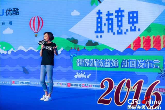 秀得一手好恩爱！哈文李咏当众亲吻好甜蜜