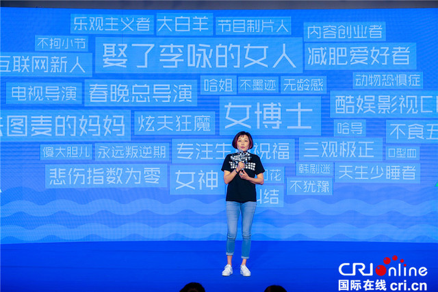 秀得一手好恩爱！哈文李咏当众亲吻好甜蜜