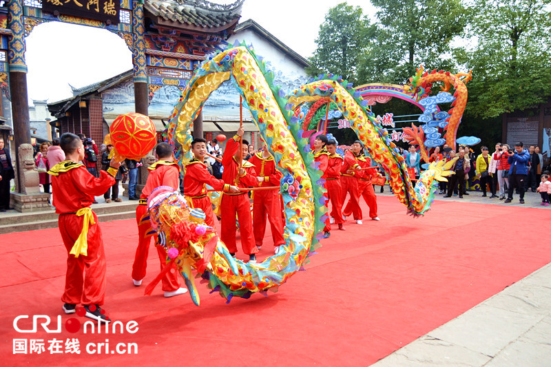 已过审【焦点图】铜梁“一镇一品”龙舞庆元宵 14条“龙”轮番上阵送祝福
