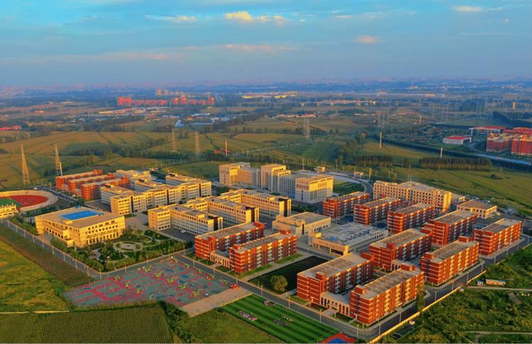 长春电子科技学院校门图片