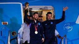 世界杯冠军阿根廷队专机回家 在阿首都巡游庆祝