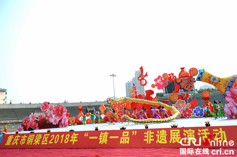 已过审【焦点图】铜梁“一镇一品”龙舞庆元宵 14条“龙”轮番上阵送祝福