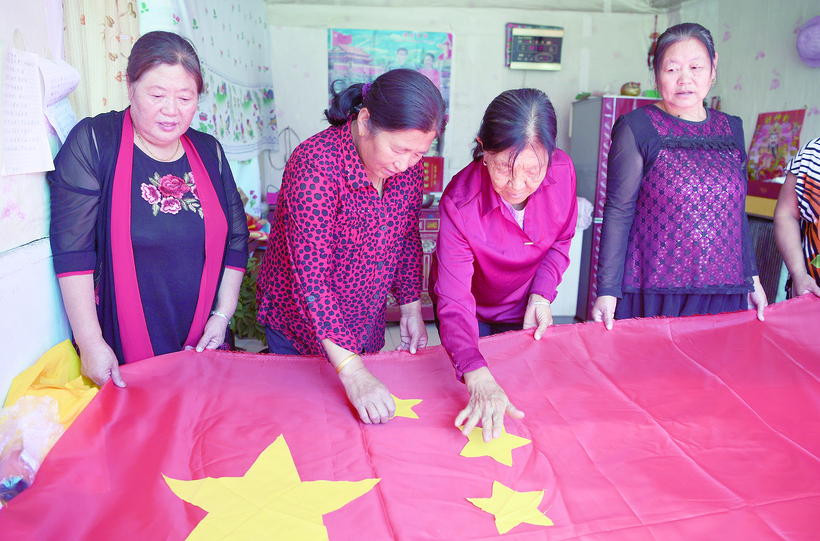 吉林農安“國旗奶奶”縫製第16面國旗送北京
