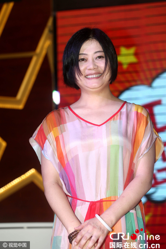 常宽亮相痞气依旧何静中年发福大笑秀双下巴图