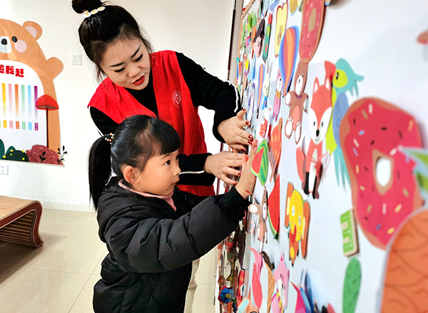 眉山仁寿：坚持党建引领 赋能乡村振兴_fororder_仁寿县黑龙滩镇四海社区党员志愿者陪伴儿童开展趣味活动-供图-仁寿县委宣传部 