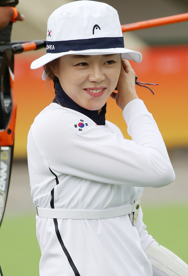 韩国射箭队的张慧珍在夺冠后不禁落下了热泪.