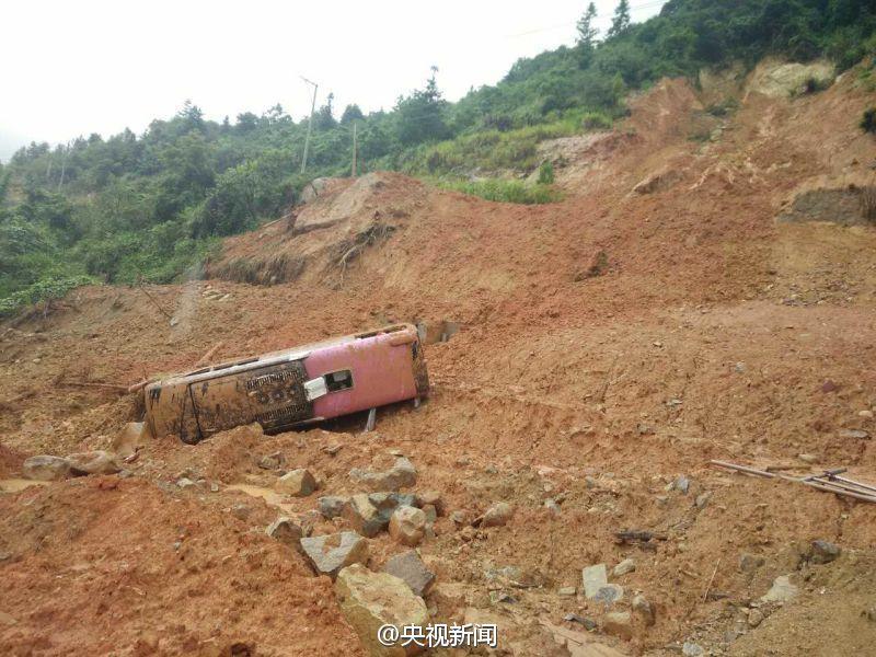 福建一台灣旅遊團大巴遇山體滑坡 1人死亡