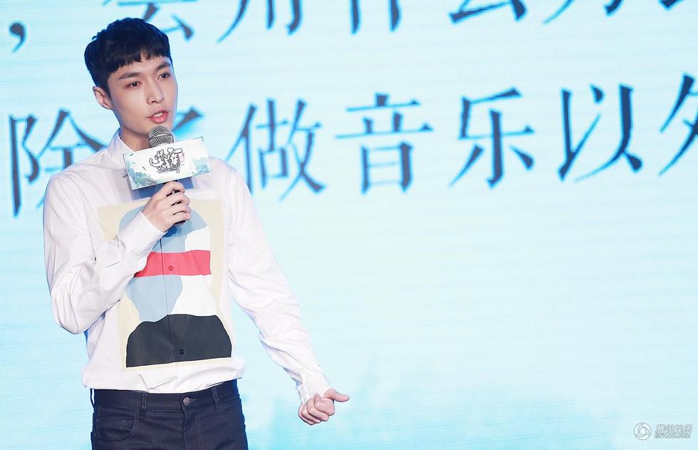 组图:张艺兴出席活动 粉丝硬闯现场险引骚乱_娱乐_腾讯网